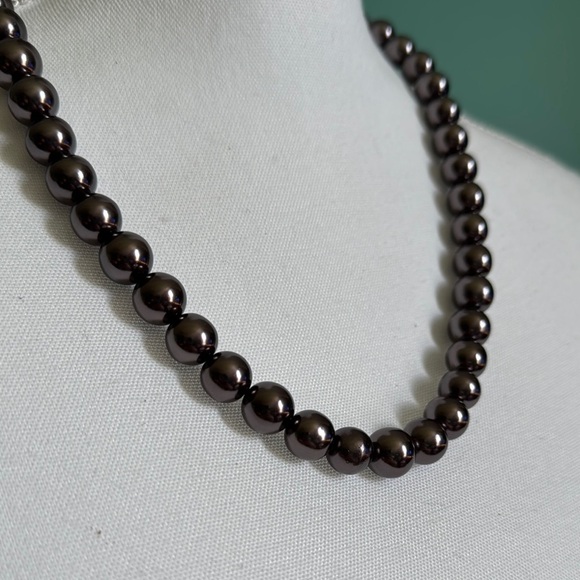 Classic Black Beaded Necklace with Lustrous Finish - Picture 3 of 4